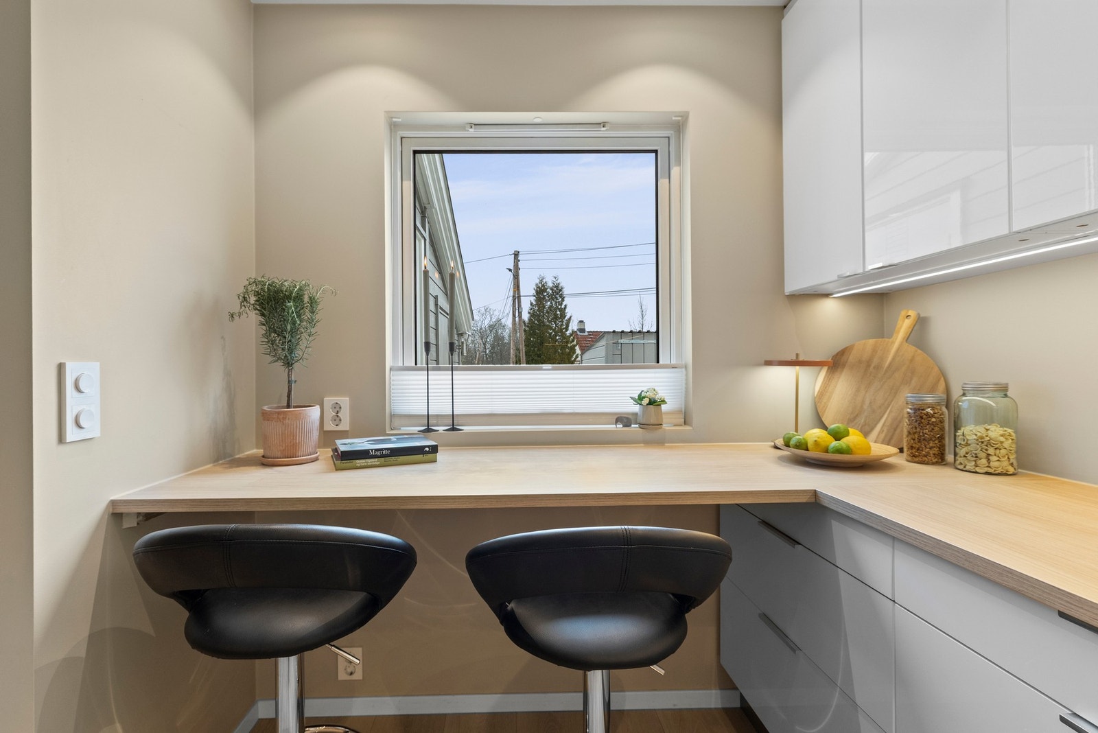 Ved vinduet er det etablert en hyggelig sitteplass, perfekt til morgenkaffen eller en rask frokost. Galleribilde