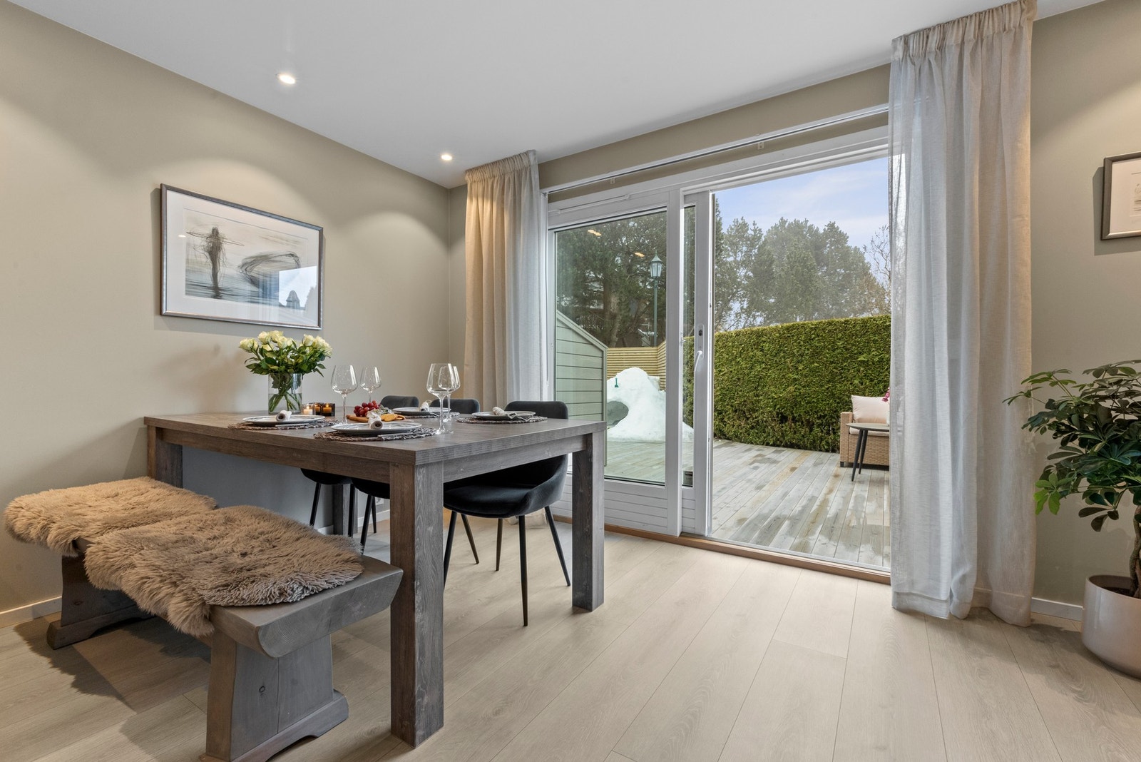 Spisebordet får en egen hyggelig sone nær terrassedøren. Galleribilde