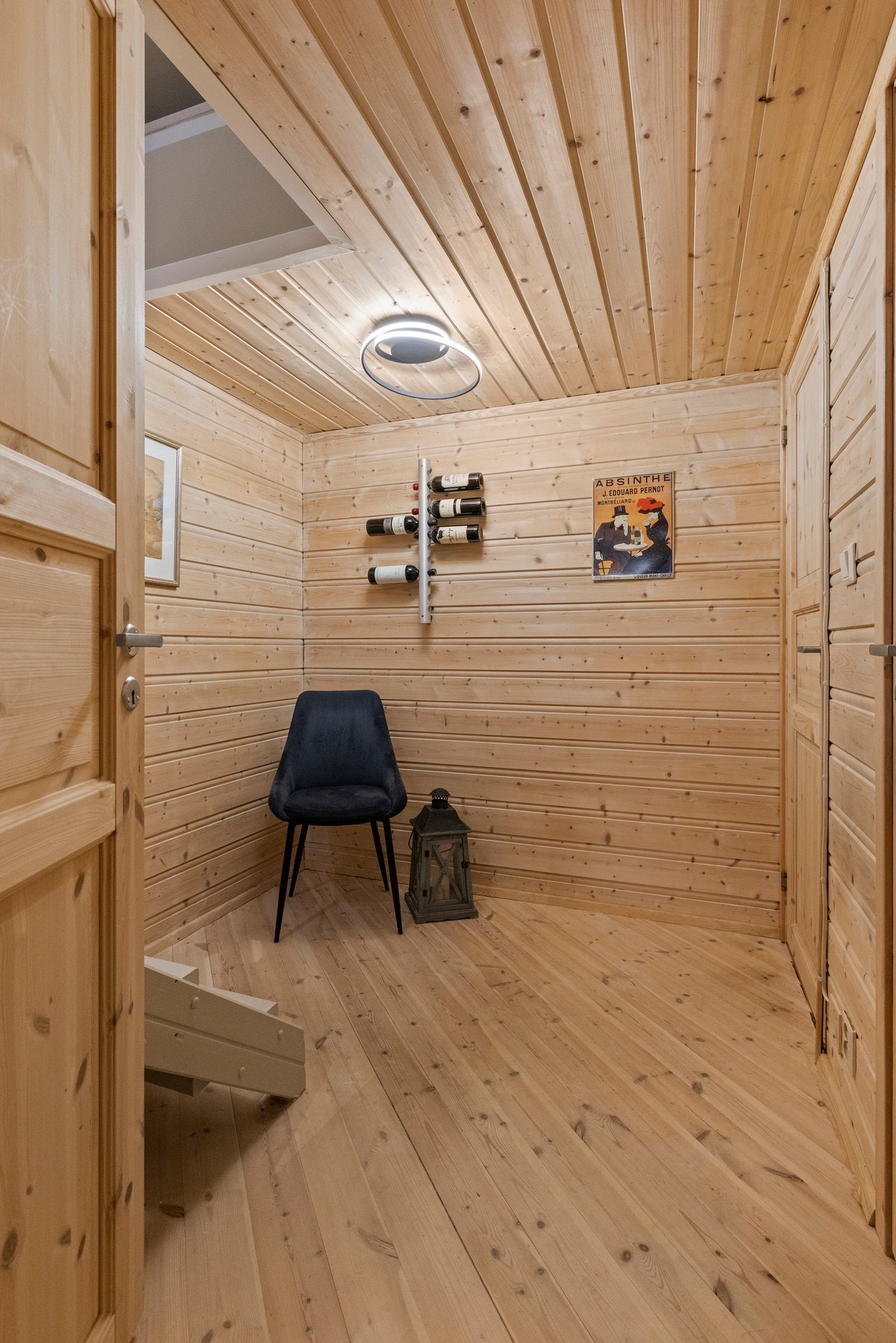 Når man går ned trappen til boligens kjeller kommer man til en lun gang. Galleribilde