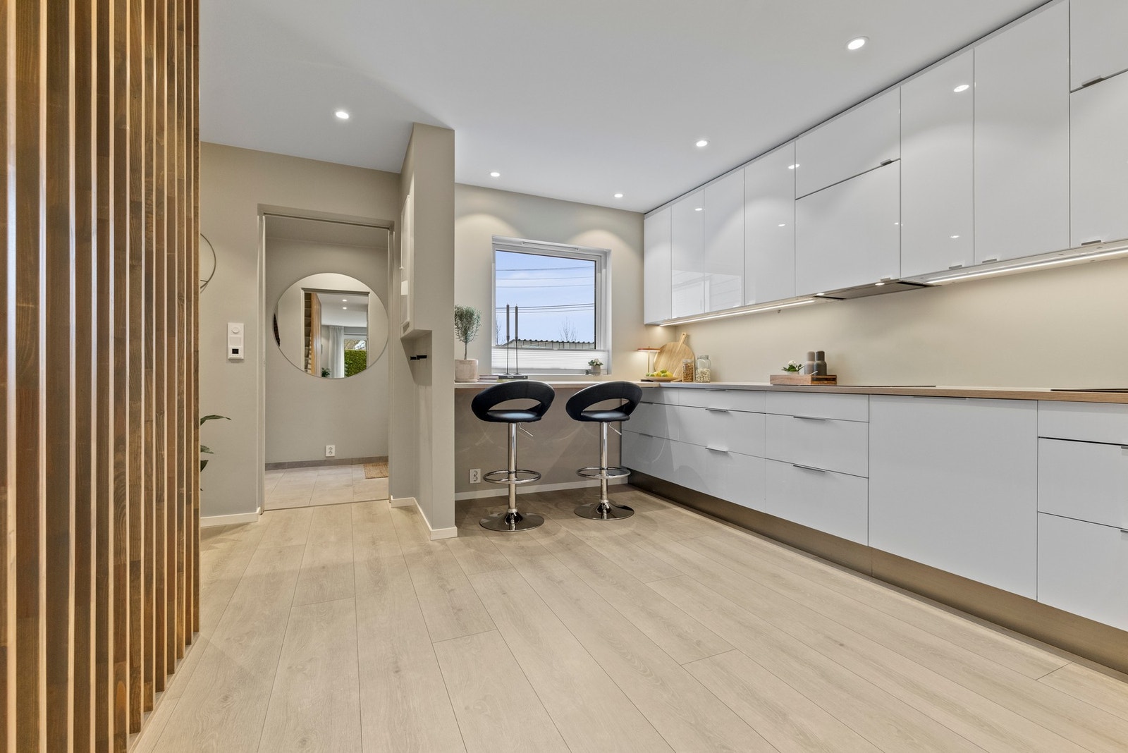 Her er det godt med både skap- og benkeplass, noe som gir gode arbeidsforhold. Galleribilde