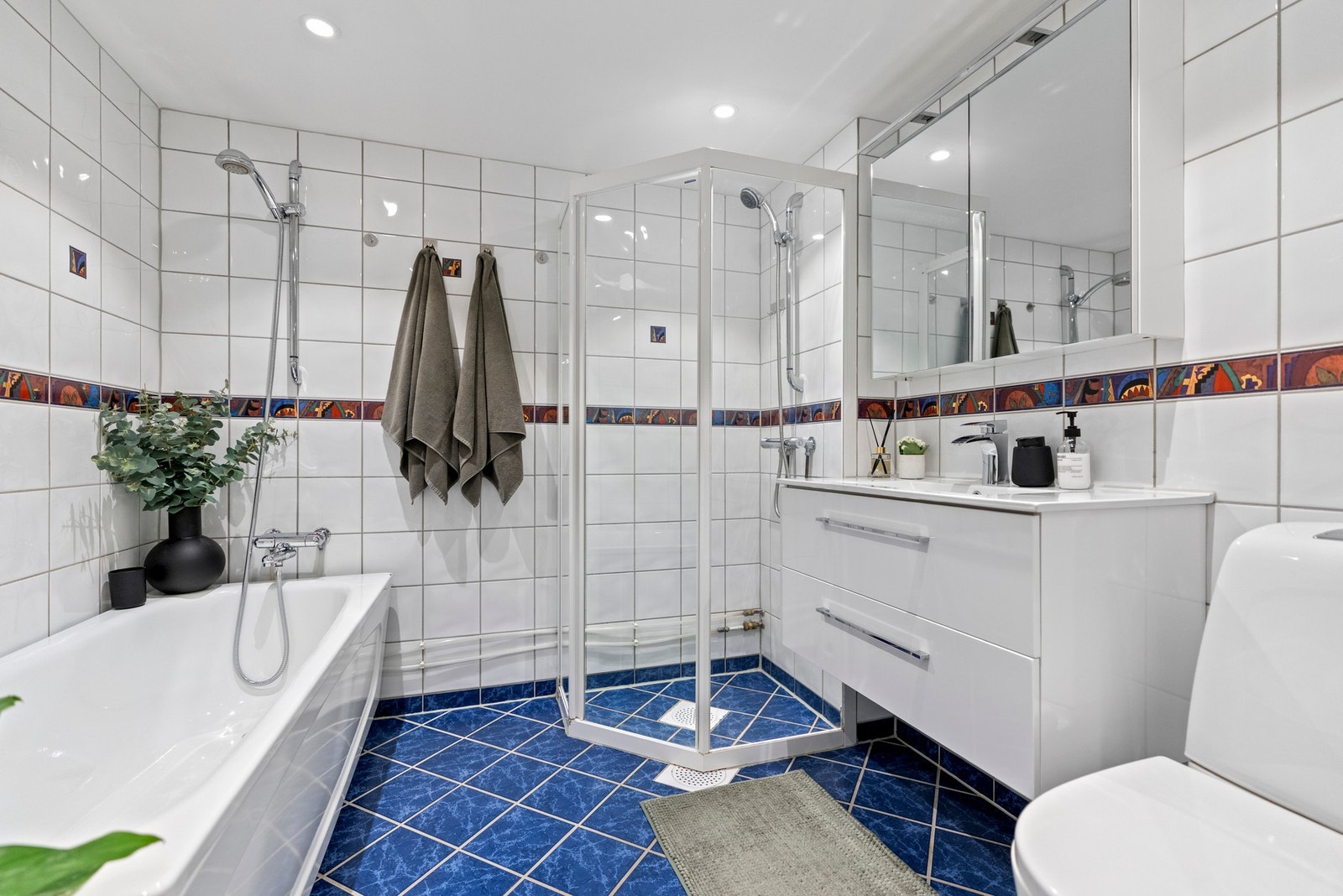 Servantinnredning med heldekkende servant og speilskap som gir praktisk oppbevaring, samt mekanisk avtrekk. Downlights i himlingen, montert i 2023, sørger for godt og jevnt lys i rommet. Galleribilde