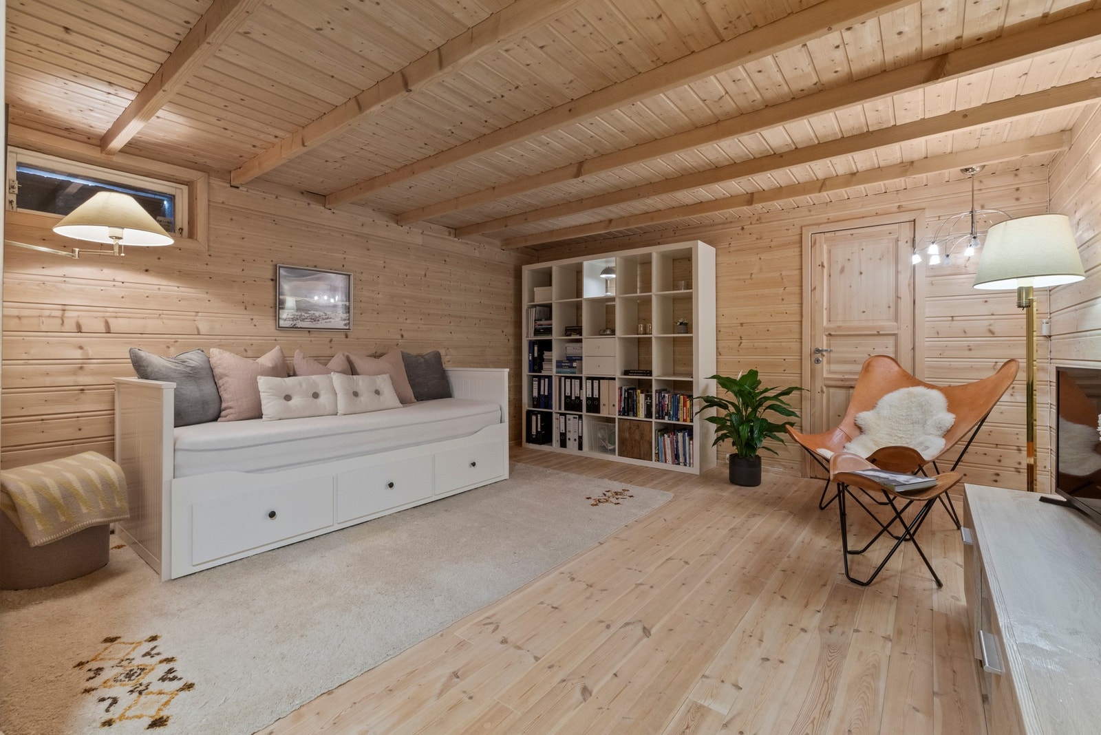 Et fint ekstra oppholdsrom i boligen, takbjelkene gir ekstra karakter. Galleribilde