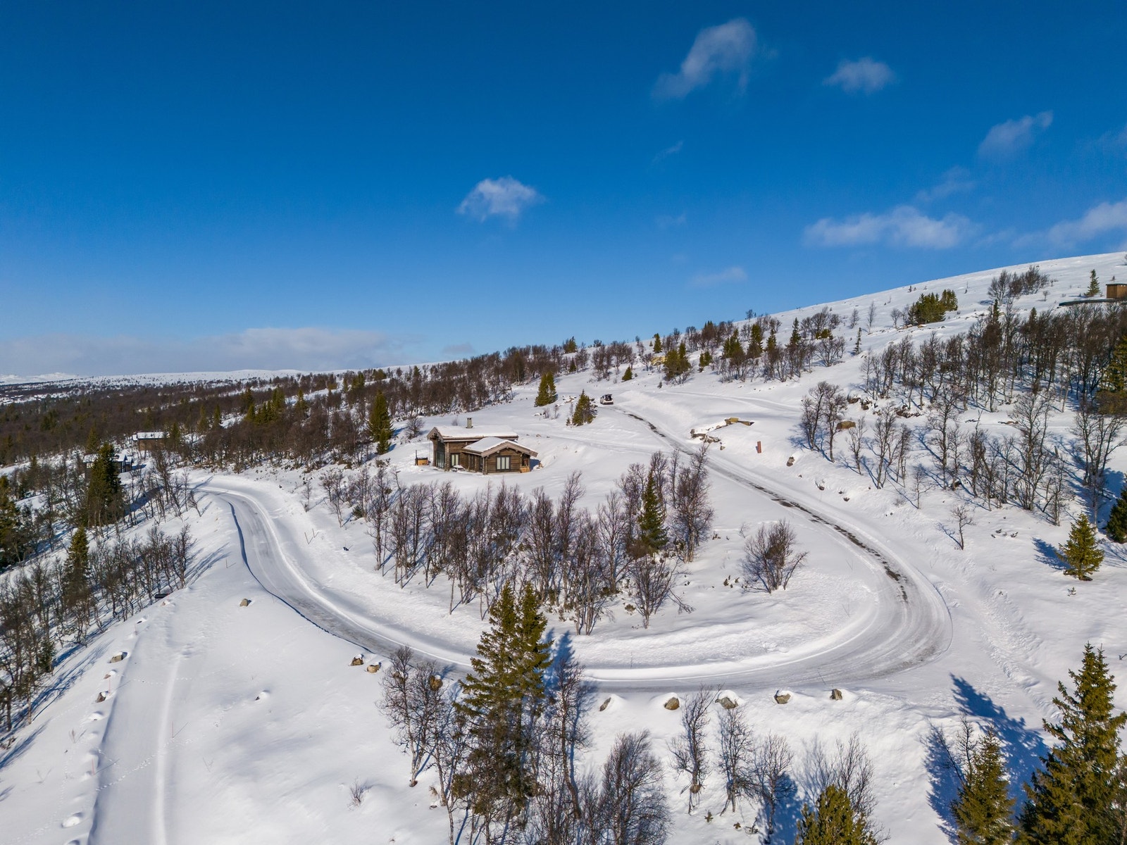 Med sin beliggenhet nesten på toppen før snaufjellet, er det lite trafikk forbi tomta. Galleribilde