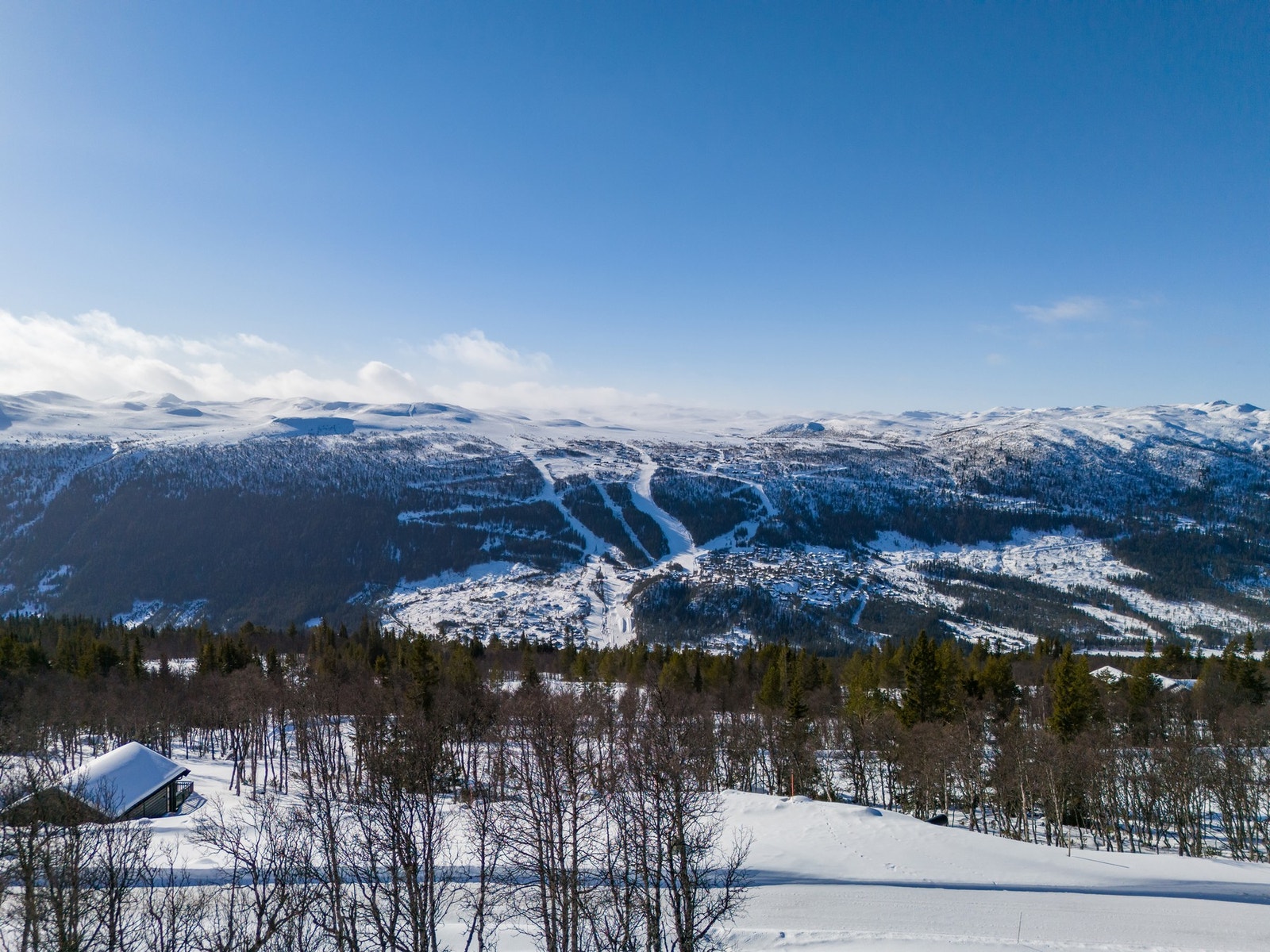Her får man utsikt rett over til Uvdal Skisenter. Her finner du til sammen 25 nedfarter. Galleribilde