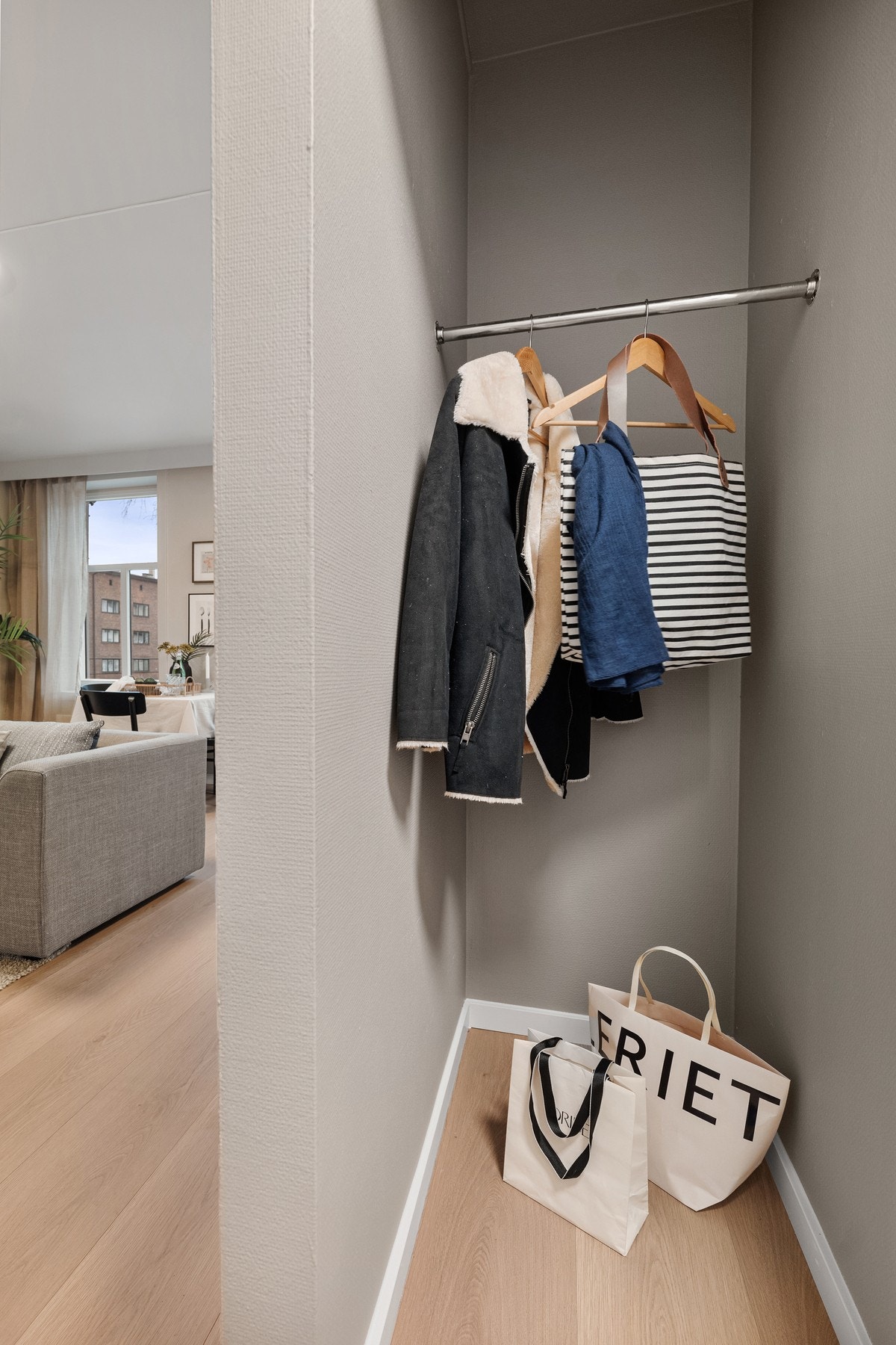 Åpen garderobenisje i entreen Galleribilde