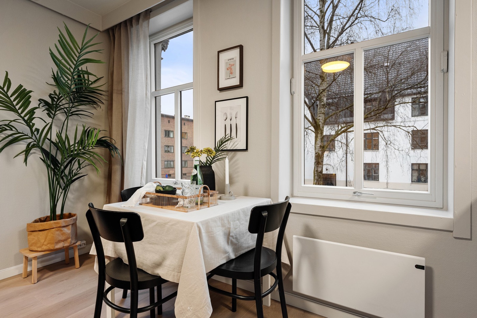 Fint lysspill med gode vindusflater Galleribilde