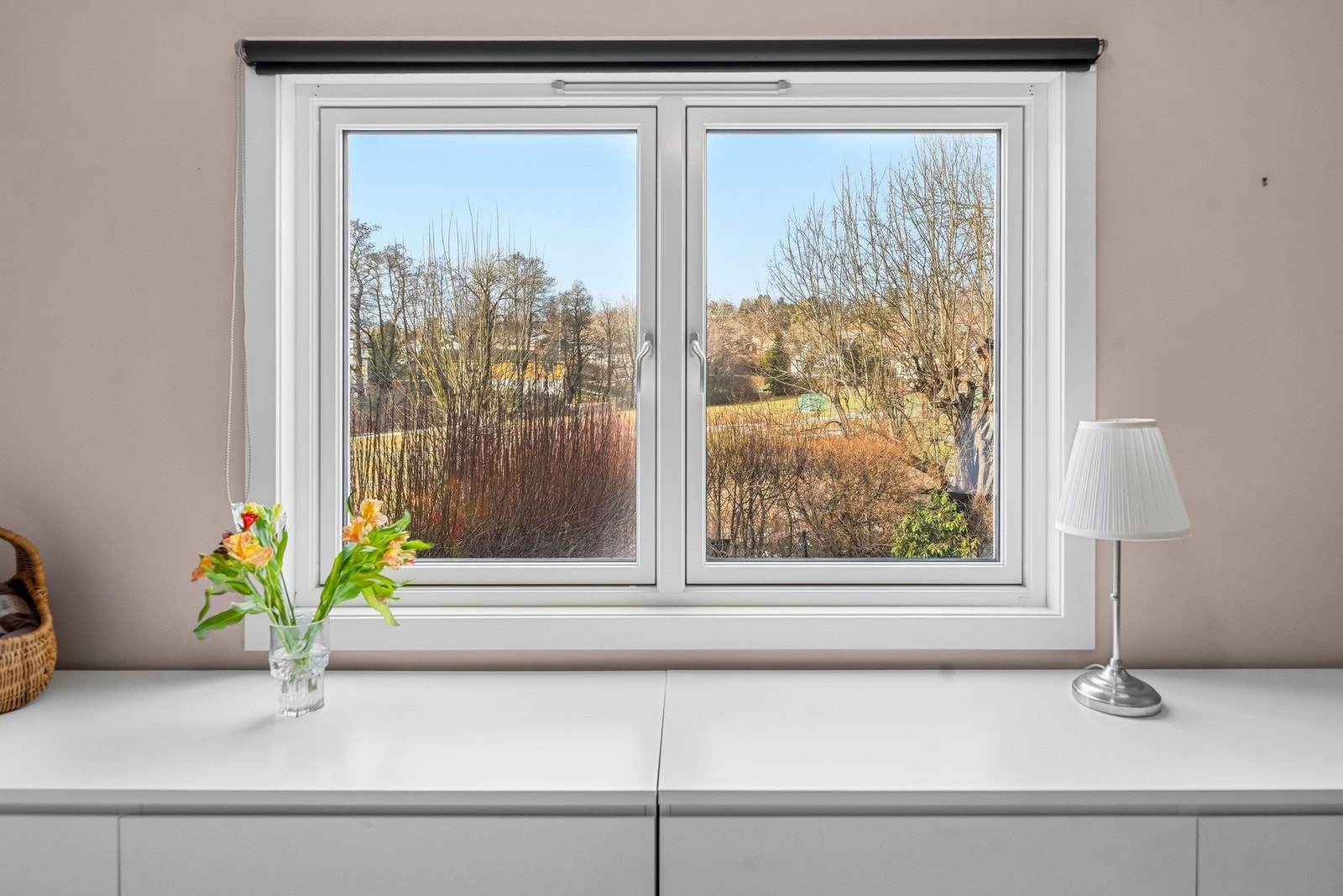 Det er ingen innsyn og flott utsyn mot Månejordet fra soverom 2. Nordvendt vindu. Galleribilde