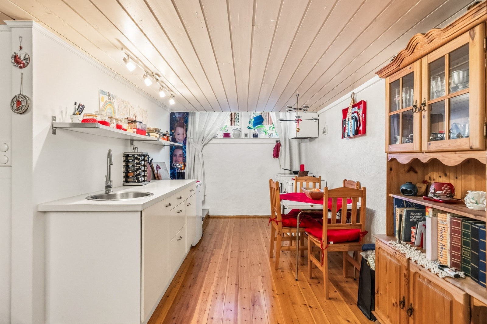 Kjøkkenet i kjelleren er utstyrt med følgende hvitevarer:
- Frittstående komfyr fra Asko
- Kjøleskap fra IKEA
- Fryseskap fra Beko
- Avtrekksvifte fra IKEA
Benkeplaten er i laminat, med topplimt vask i metall og ettgreps kjøkkenarmatur.
To kjøkkenvindu Galleribilde