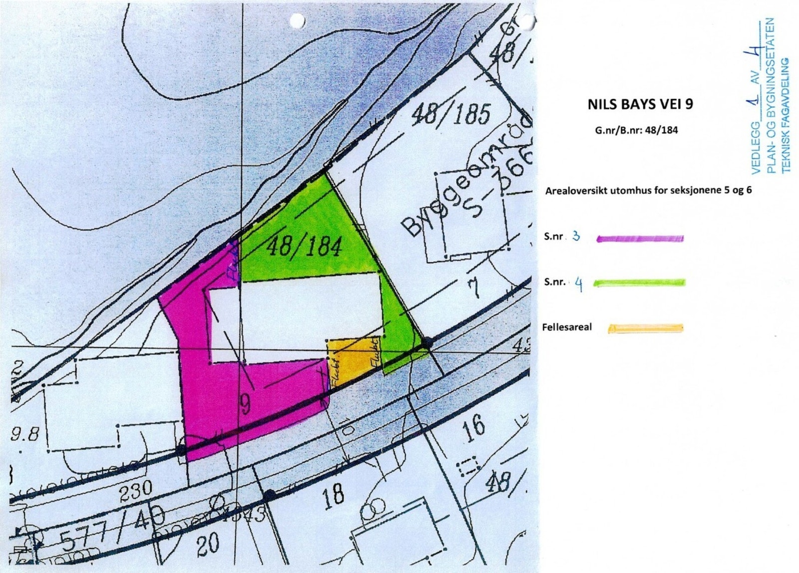 Hagen er delt mellom seksjonene i huset - areal markert med sterk rosa tilhører denne boligen og det orange området er fellesareal med innkjøring til garasjen og biloppstilling. Galleribilde