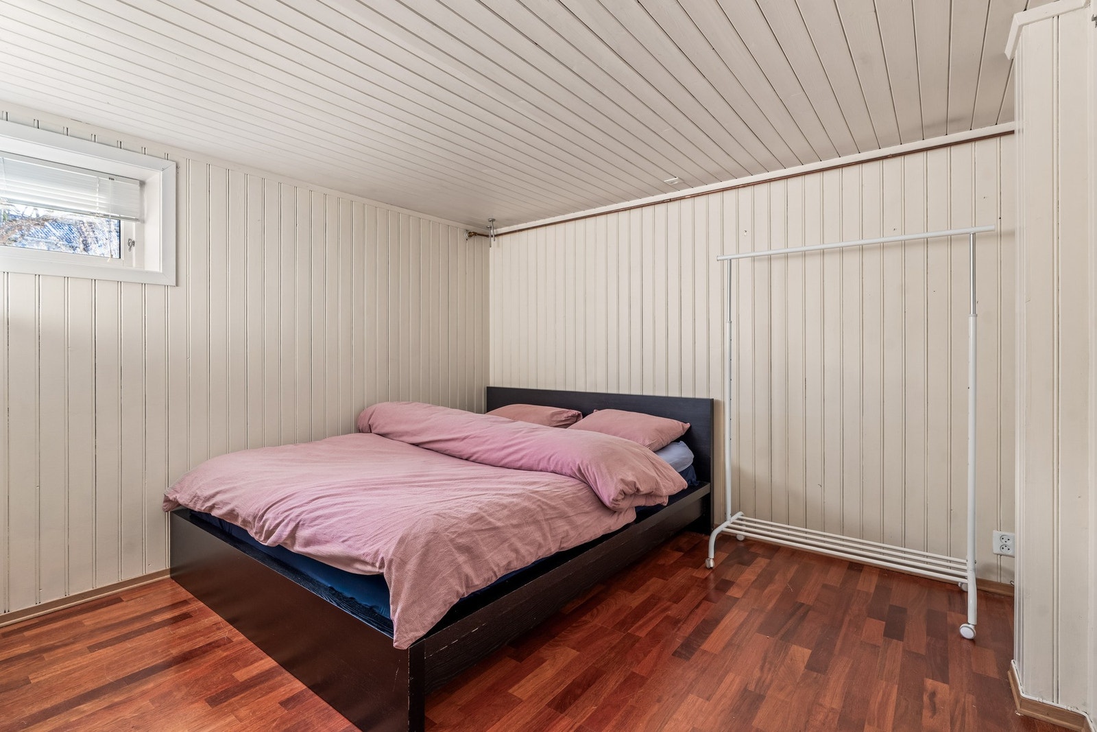 Kjellerrom 1 målt til 10,49 kvm
Innredet som soverom med plass til dobbelseng. Rommet er ikke rom til opphold. Vindu mot syd. Galleribilde