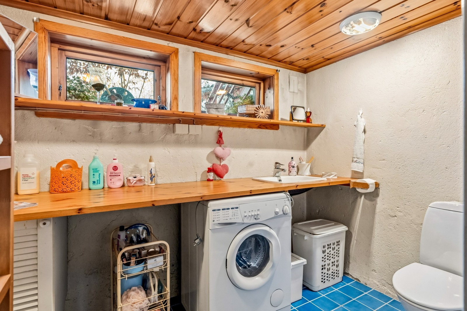 Bad/vaskerom 2 er 5,52 kvm.
Flislagt gulv med varmekabler. Rommet har baderomsinnredning med benkeplate i heltre og nedfelt servant, gulvmontert toalett, dusjvegger/dusjhjørne med dusjforheng, samt opplegg for vaskemaskin og tørketrommel. Galleribilde