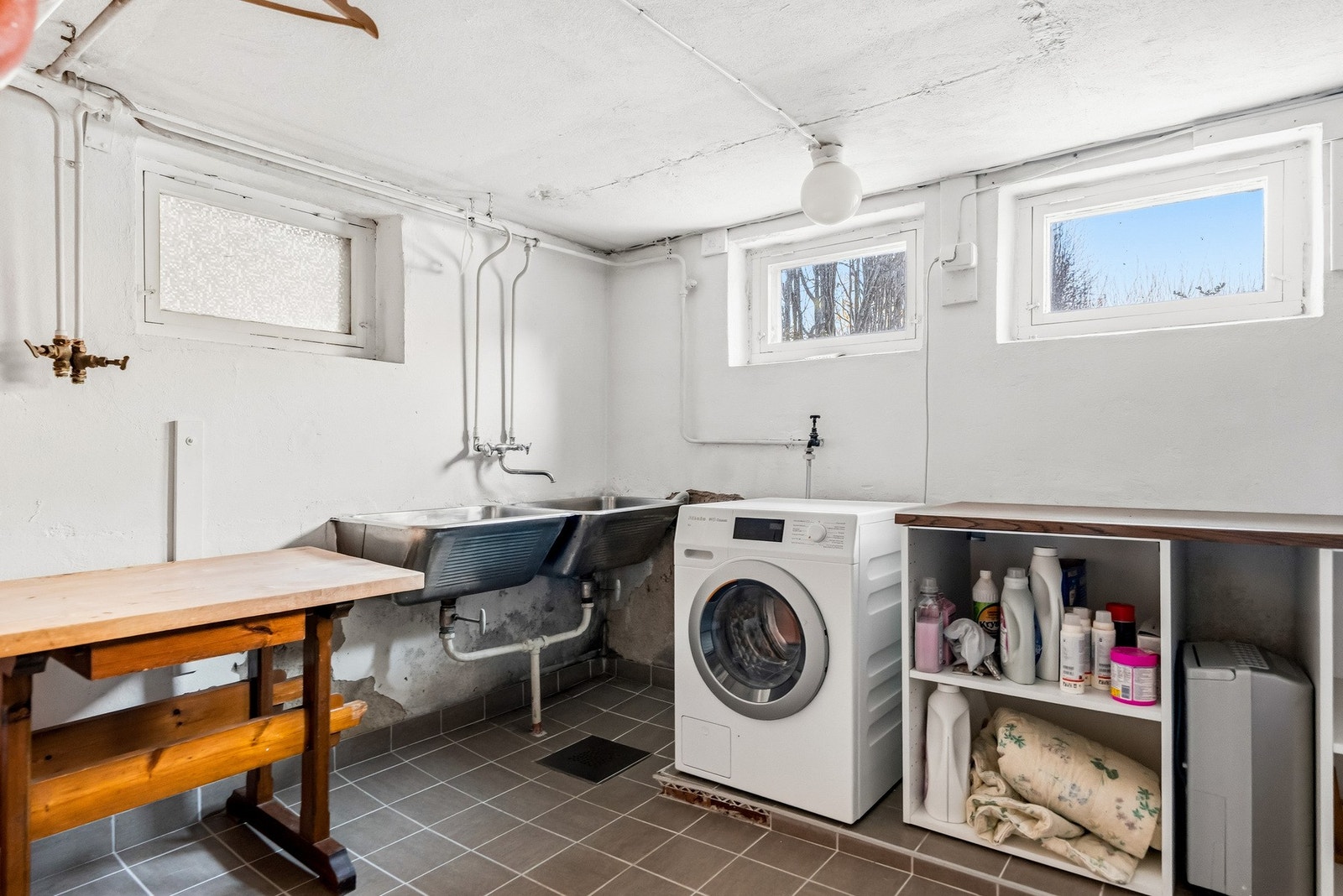 Vaskerom 1 er ca 10 kvm
Romslig vaskerom med opplegg for vaskemaskin. Det er to store utslagsvasker i metall. Vinduer mot nord og vest. Galleribilde