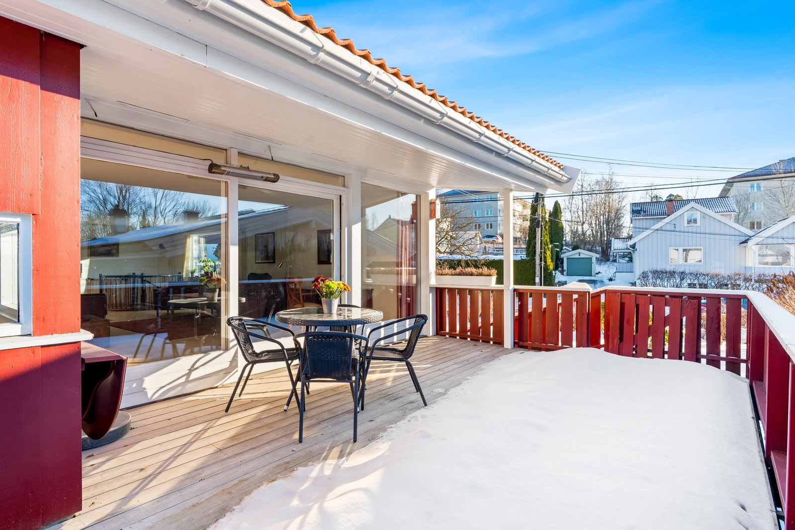 Terrassen er vestvendt og med areal på ca 23 kvm er det plass til både møbelgrupper og grill. Trapp til egen hagedel. Galleribilde