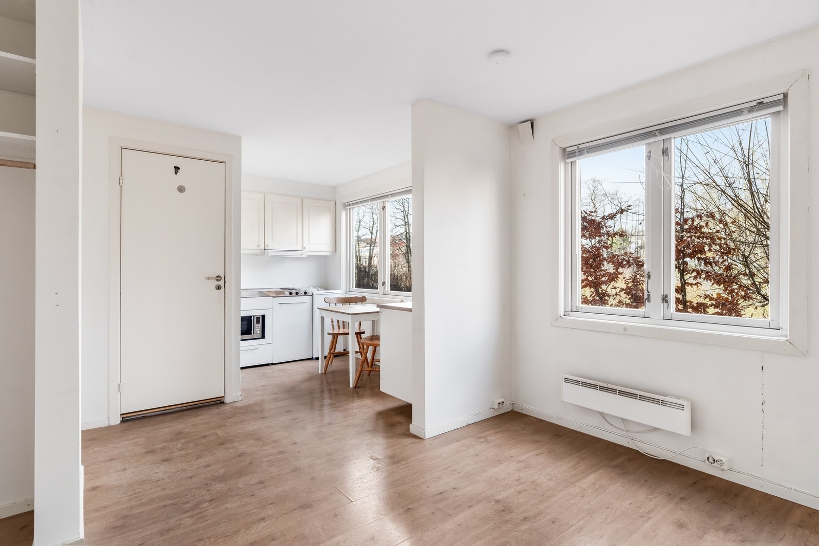 Hybel/ soverom 3
Hybel er rett under 18 kvm og er innredet med eget lite bad, hybelkjøkken og stue/soverom. Det er to store vinduer mot Månejordet. Her kan man inndele til 2 soverom, eller leie ut slik nåværende eier har gjort. Inntekt stipulert til ca k Galleribilde