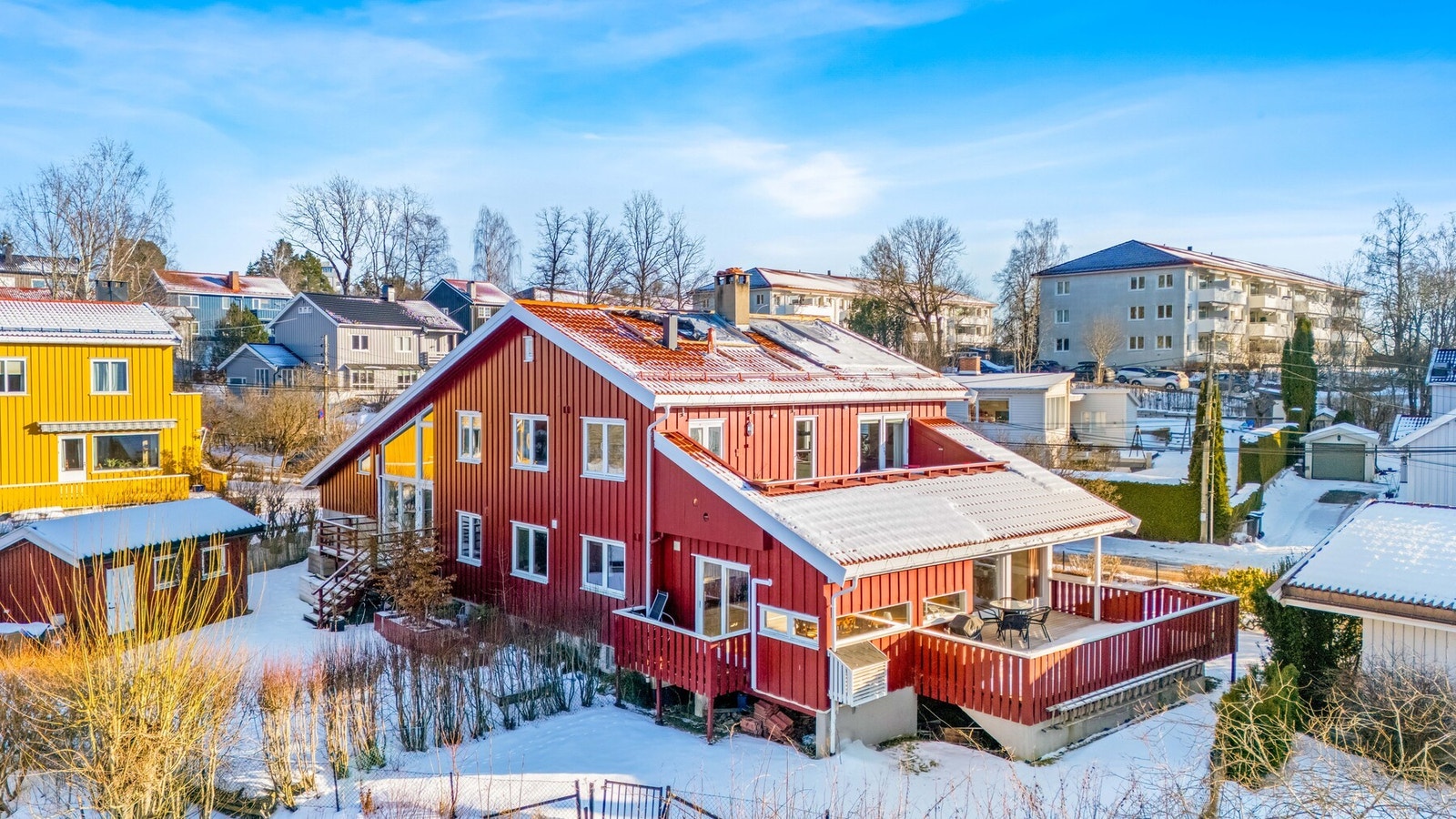 Velkommen til Nils Bays vei 9B - en svært lys og romslig del av tomannsbolig med solrik terrasse og hage, og med Månejordet som nabo! Galleribilde