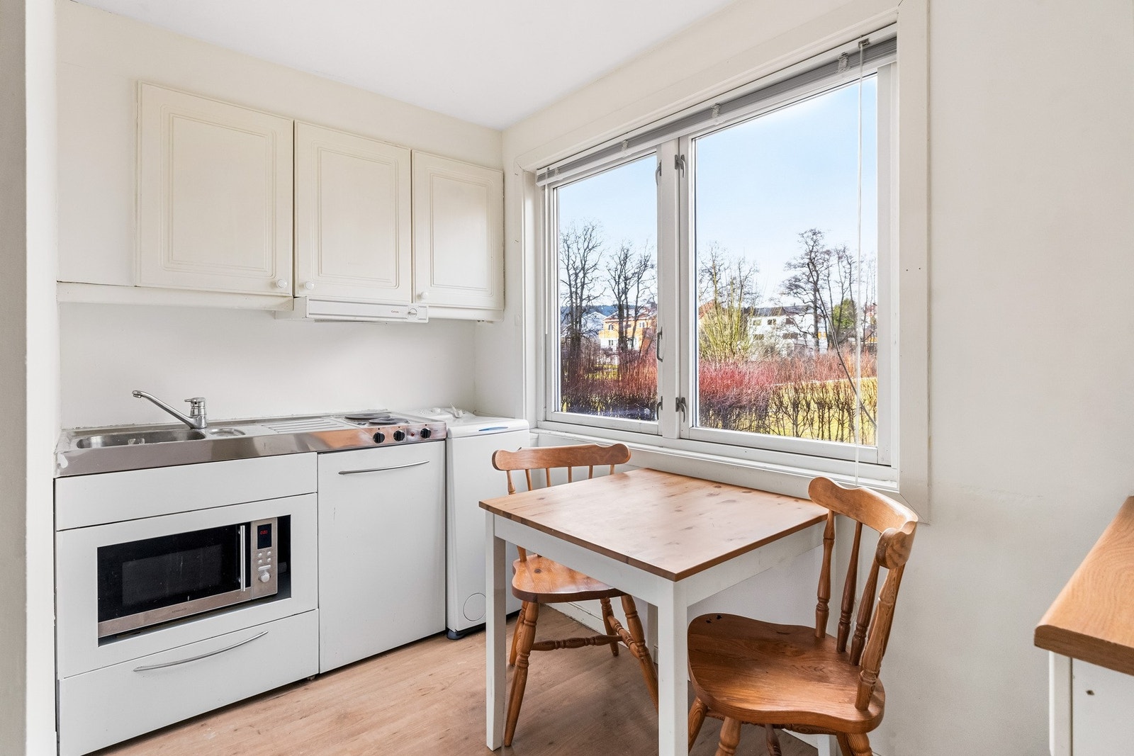 Hybelkjøkkenet er utformet som et enkelt hybelkjøkken med to kokesoner. Det er tilrettelagt plass for vaskemaskin ved siden av kjøkkeninnredningen. Kjøkkenet har benkeplate i metall med ettgreps blandebatteri. Kjøkkenet har avtrekk med kullfilter, og dett Galleribilde