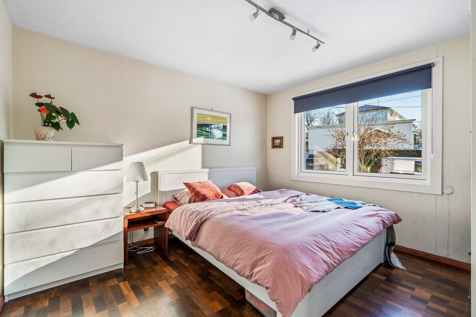 Soverom 1.
Hovedsoverommet er ca 11,5 kvm og har god plass til dobbelseng, nattbord og skap. Rommet vender mot Nils Bays vei. Galleribilde