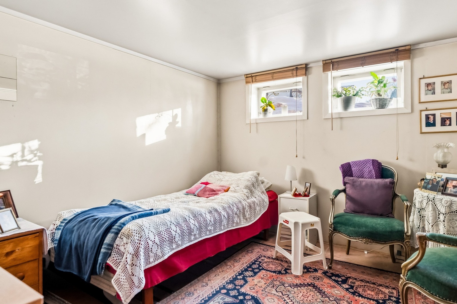 Kjellerrom 2 mål til 10,5 kvm
Innredet som soverom med plass til dobbelseng. Rommet er ikke rom til opphold. Vinduer mot syd. Galleribilde