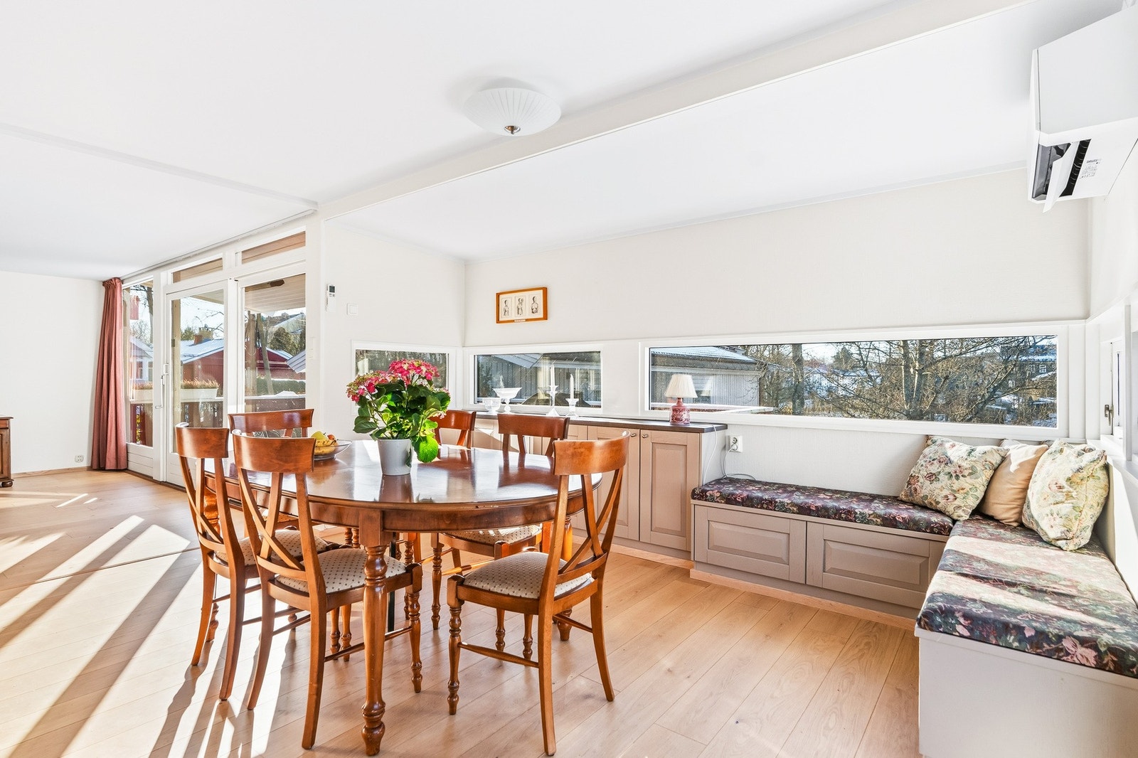 Kjøkkenet har plassbygget benk og god plass til langbord. Kjøkkeninnredningen er fra Sigdal (ca 2012) og er svært romslig med ekstra oppbevaring i de plassbygde benkene, underskap langs veggen under vinduene og takhøy innredning langs hele østveggen. Galleribilde