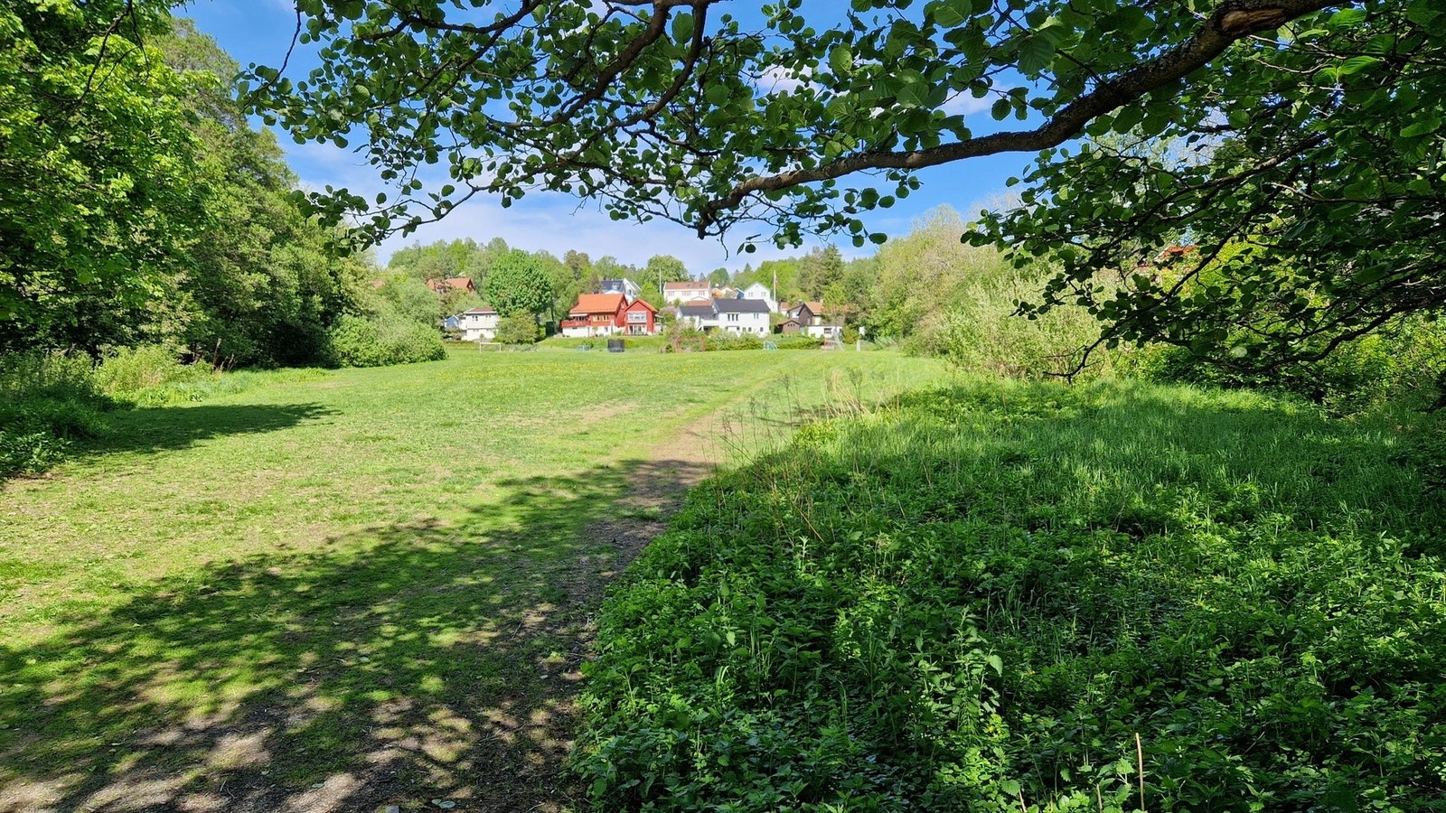 Det er port fra hagen til Nils Bays vei 9 til frodige Månejordet. Flott utsyn fra boligen mot alt det grønne! Galleribilde