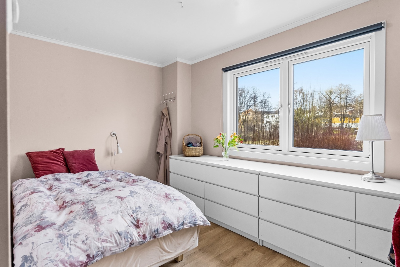 Soverom 2.
Soverom 2 er et fint barnerom på 9,7 kvm med plass til seng, skap og skrivebord. Rommet vender mot Månejordet. Galleribilde