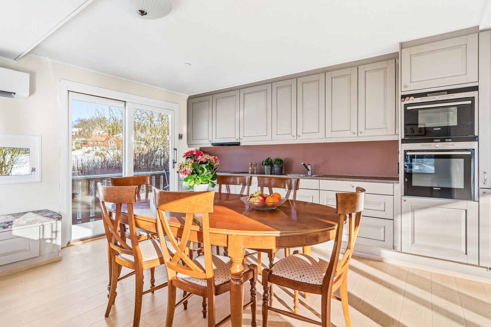 Boligen går over to plan - 1.etg på 138 kvm og kjellerplan på 113 kvm. Luftige, lyse oppholdsrom, 3 store soverom på samme plan. Galleribilde