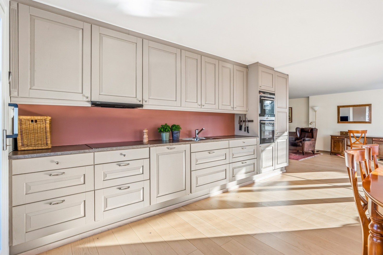 Kjøkken/spisestue emd plass til langbord. Det er pen enstavs parkett på gulv. Galleribilde