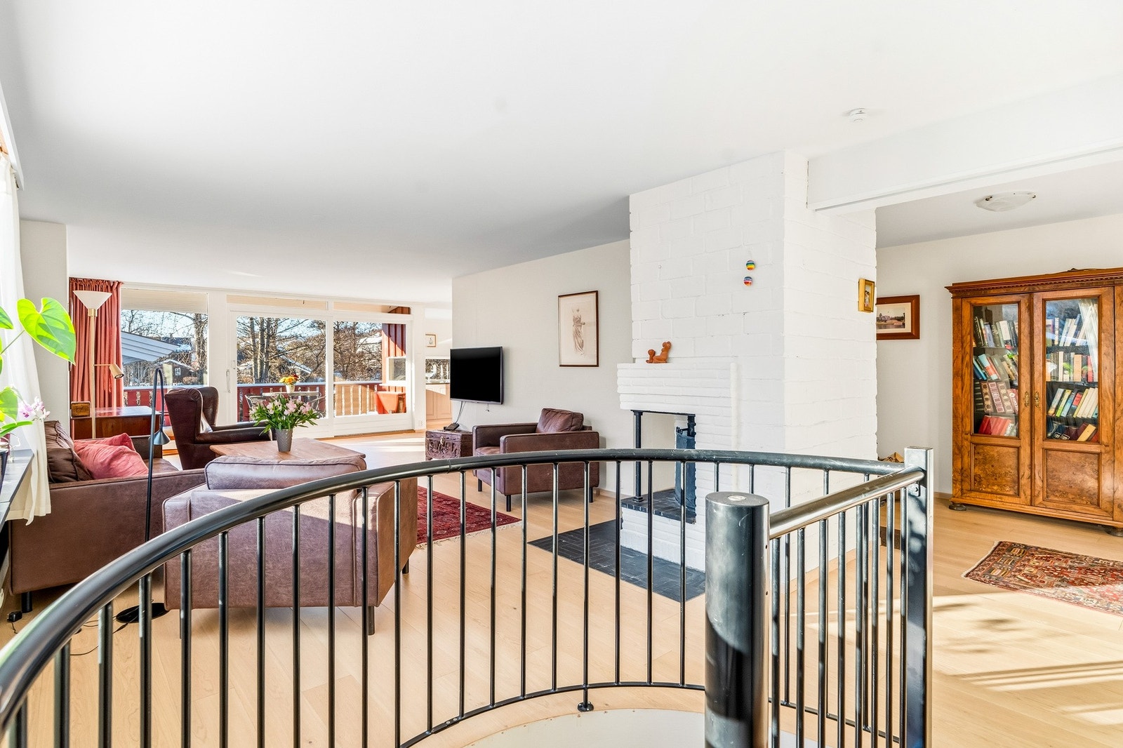 Det er to nedganger til kjelleretasjen. Vindeltrapp i stuen i 1.etasje ned til stor trappehall i kjeller. Det er også trapp fra vindfanget til kjellerplanet. Galleribilde