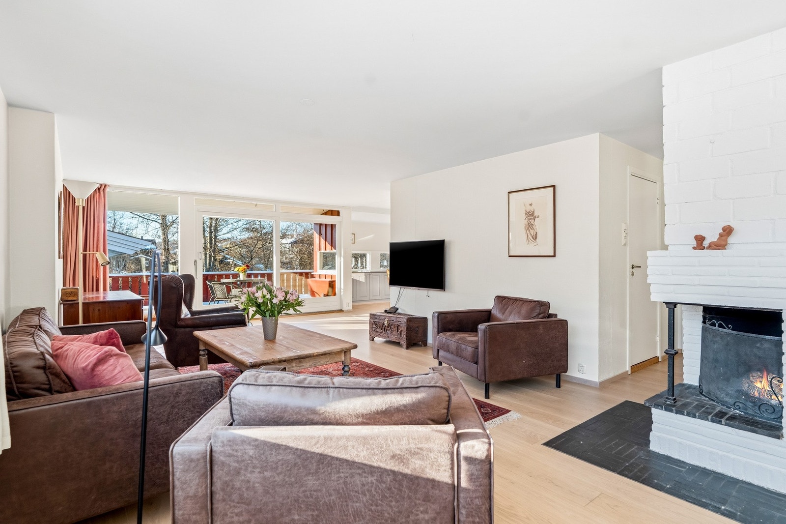 Det er utgang fra skyvedør til den store solrike terrassen. Galleribilde