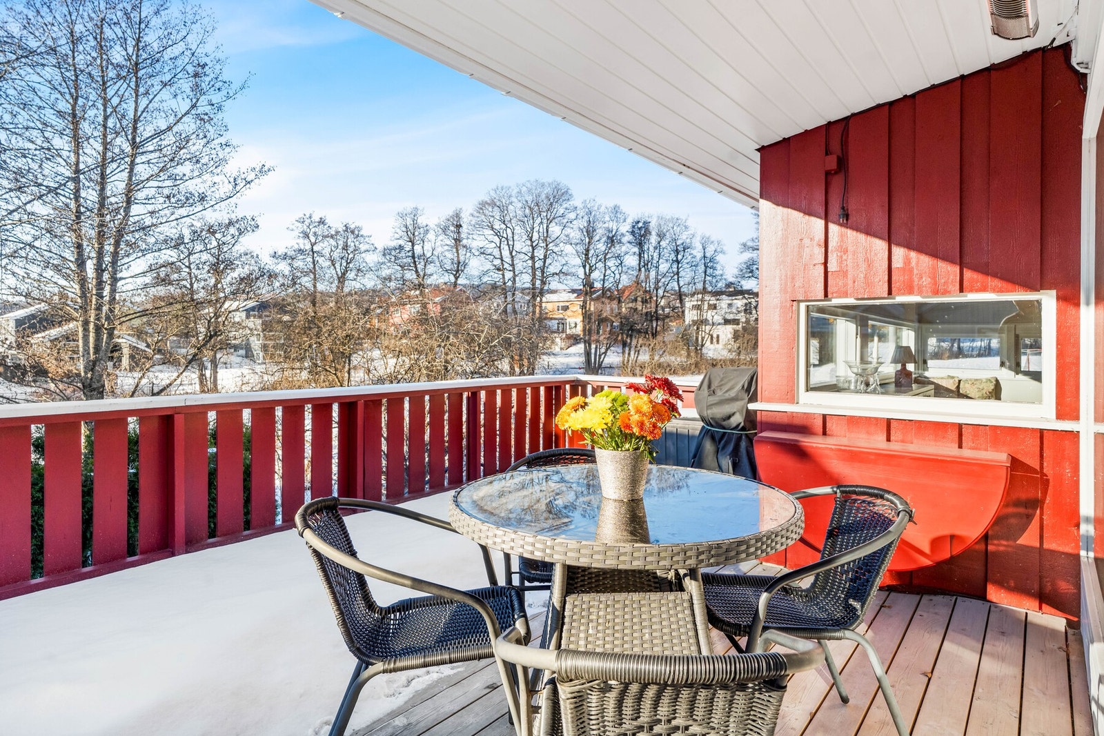 Terrassen har åpen sikt mot Månejordet. Galleribilde