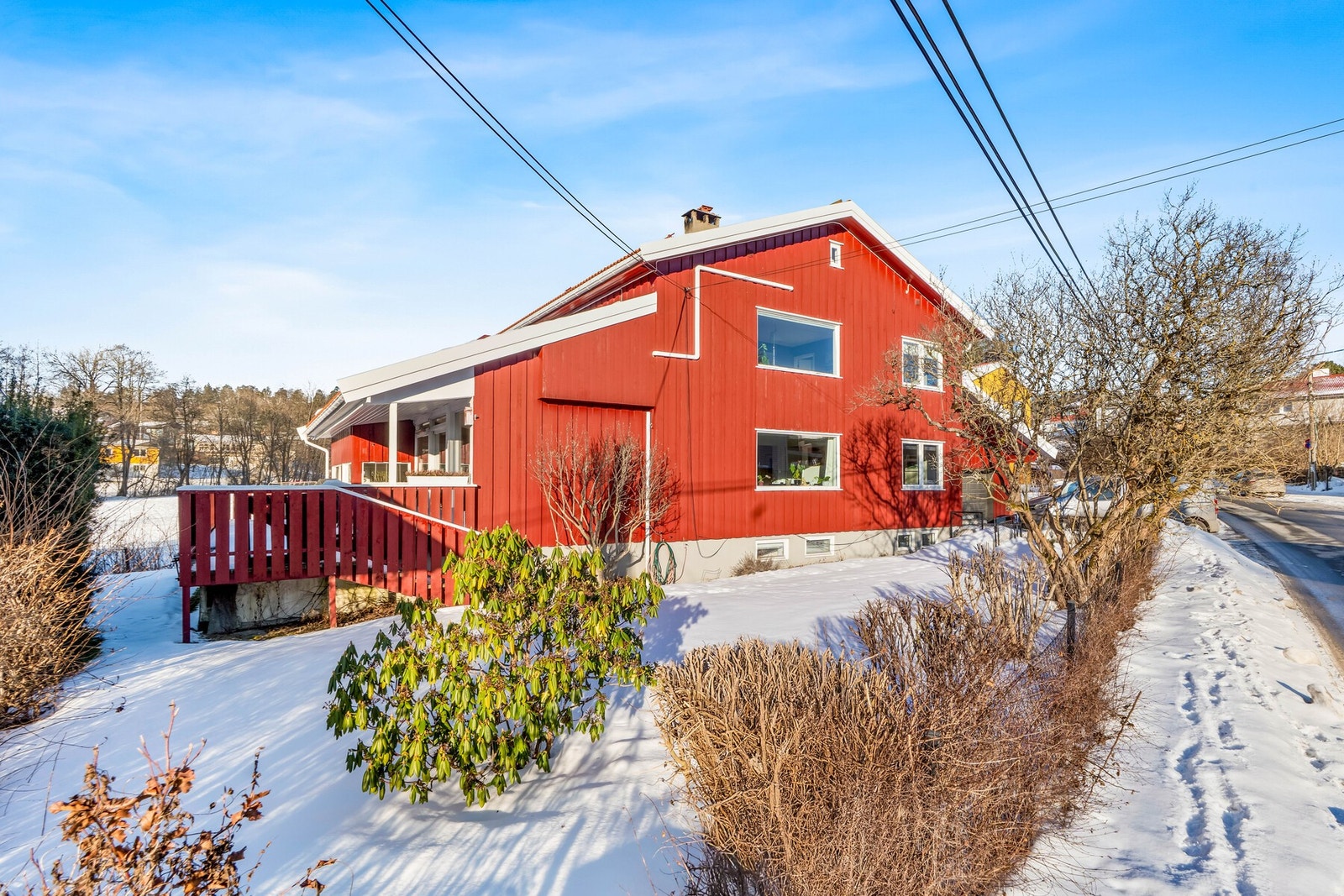 Tomten er relativt flat og er inngjerdet. Det er port til Månejordet. Hagen har plen og bed, og det er anlagt hekk/Tuja mot nabo i sameiet, nabohuset og mot Nils Bays vei. Det er asfaltert gårdsplass. En garasjeplass til seksjonen.
Hagedelen som brukes e Galleribilde