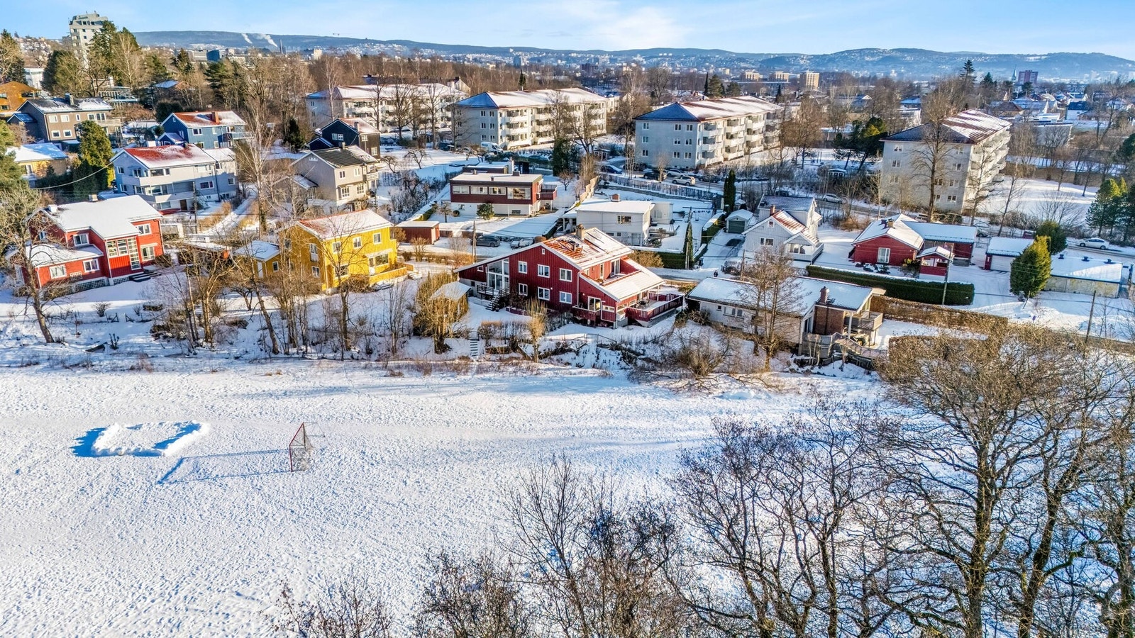 Boligen har svært barnevennlig beliggenhet med friområdet Månejordet som nabo. Her spilles det ball på sommeren og er et fint utfartssted for sommeravslutninger for skoleklassene på Tåsen. I forlengelsen av Månejordet er akebakken Havnabakken. Galleribilde