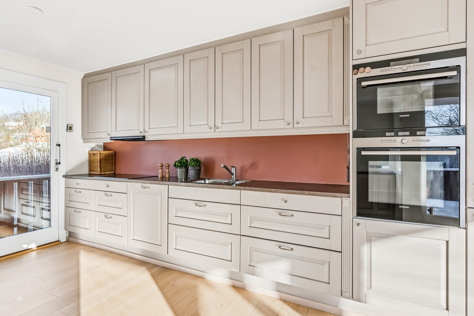 Avtrekksvifte fra Grepa (kjøkkenventilator som trekker luften direkte ut fra kjøkkenet). Galleribilde