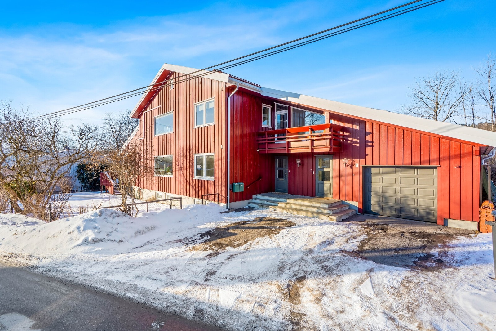 Seksjonen har garasje på ca 26 kvm. Hemsen på garasjen har lav takhøyde og er målt til ca. 20 kvm gulvareal. Galleribilde