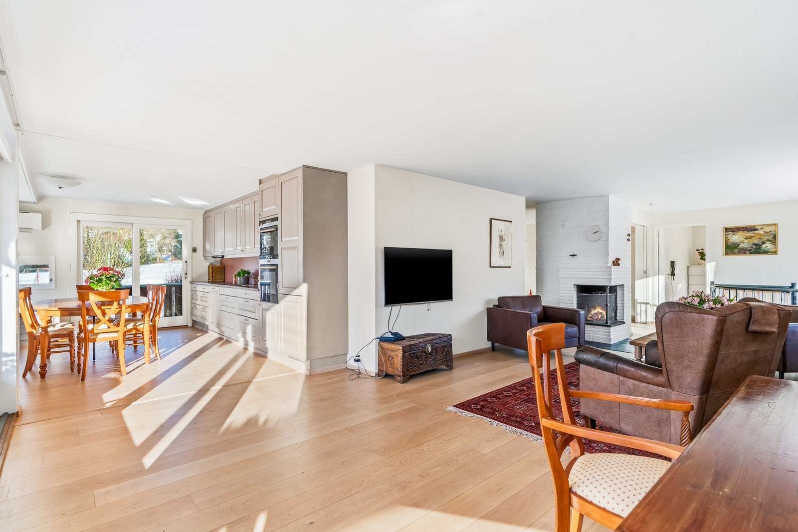 Sosial kjøkken/spisestue og stue i vinkel - totalt 69 kvm. Galleribilde