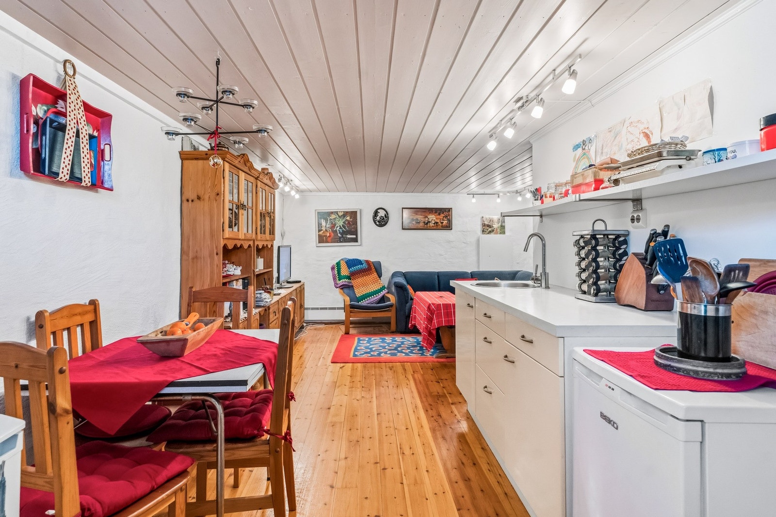 Kjellerrommet er innredet som kjøkken/stue. Galleribilde