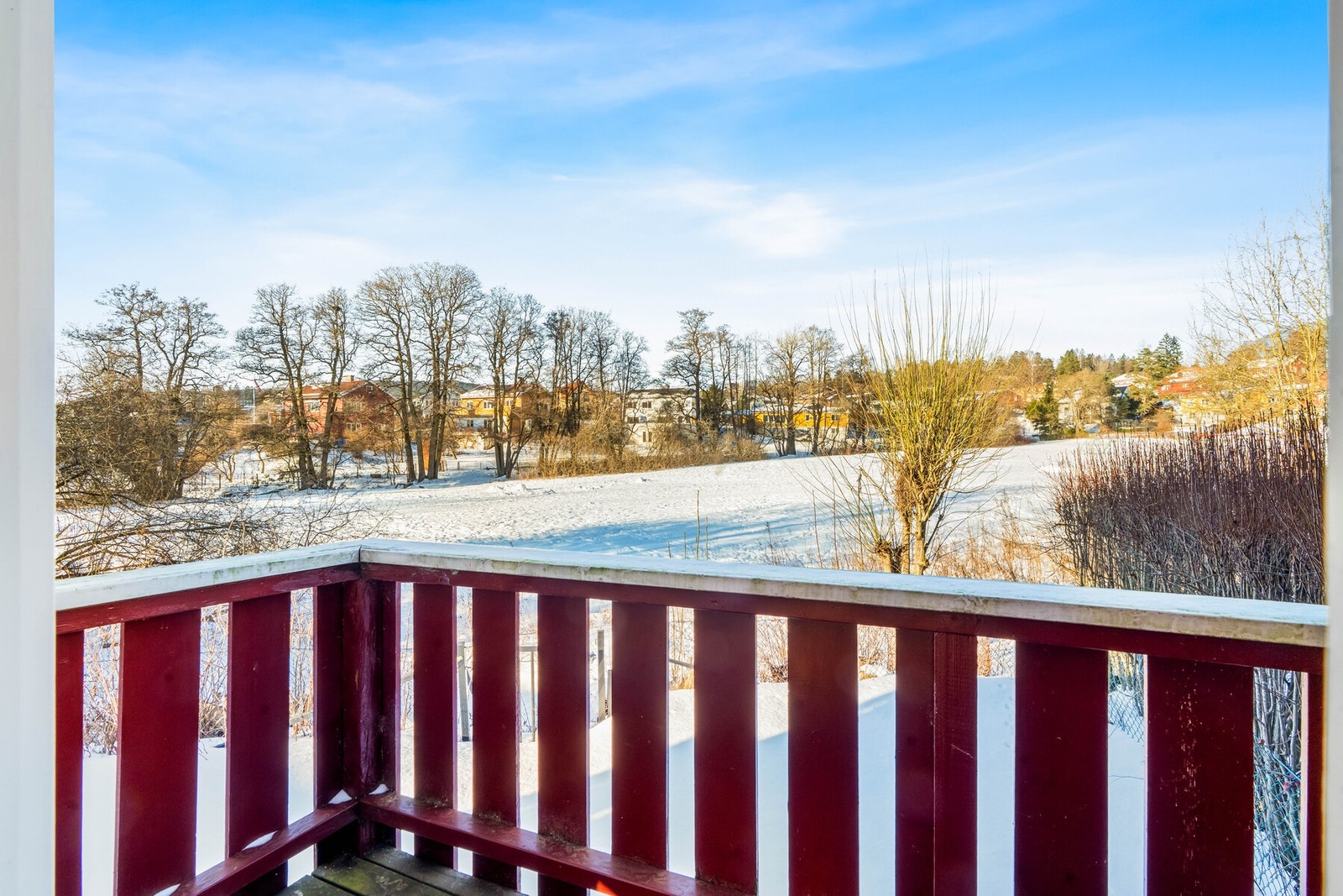 Utgang fra kjøkkenet til en nordvendt balkong på 2,68 kvm med utsikt utover Månejordet. Galleribilde