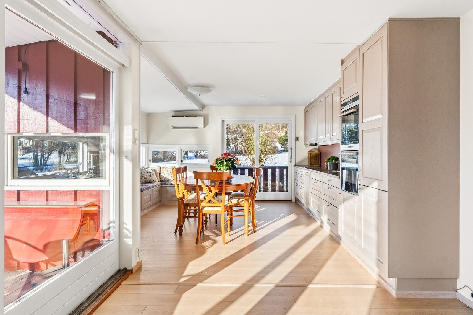 Kjøkken/spisestue. Galleribilde