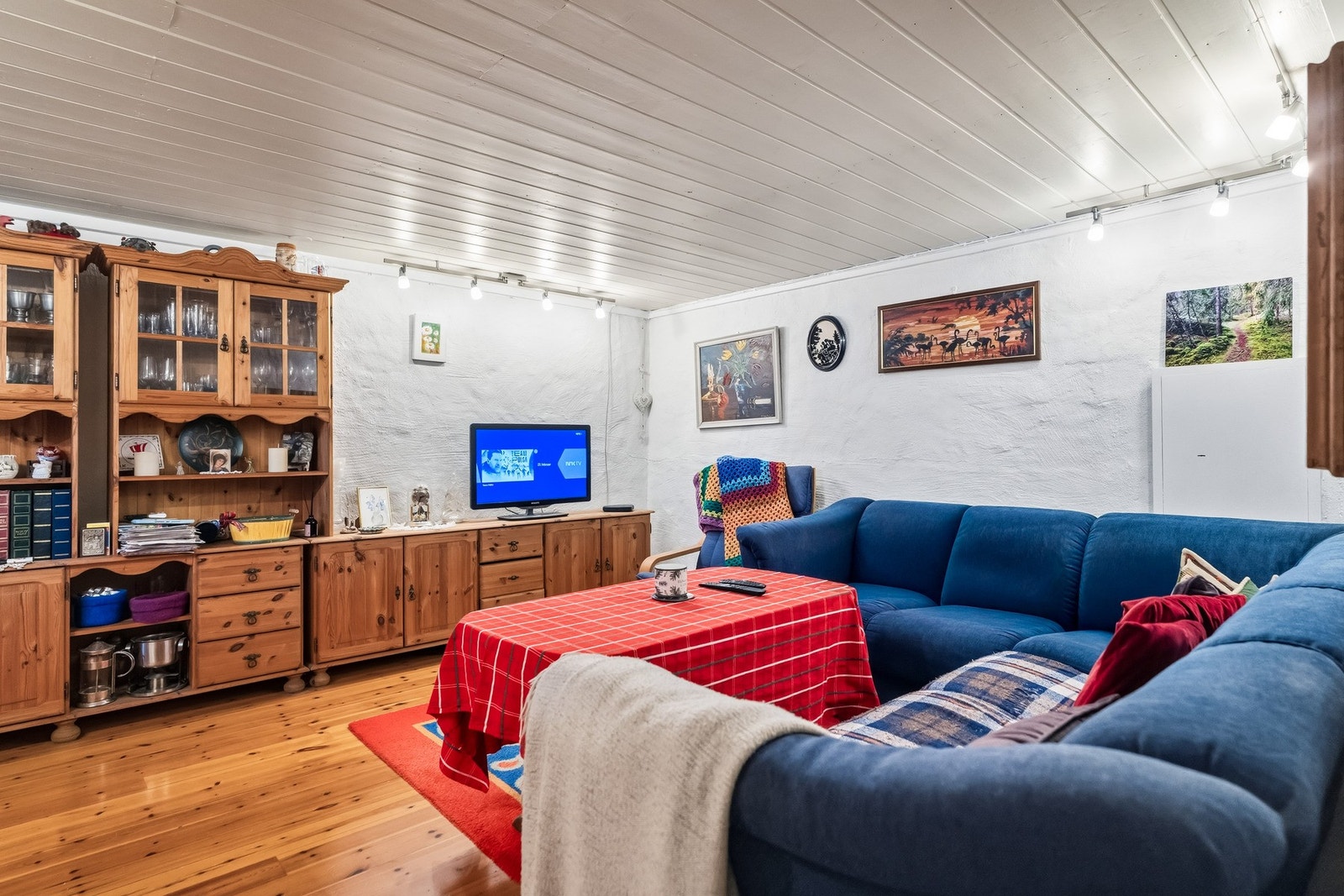 Det store kjellerrommet har god plass til en romslig sofagruppe. Galleribilde