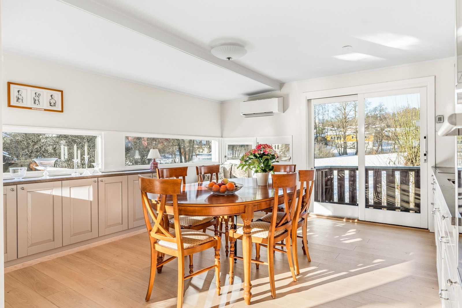 Stort hyggelig spisekjøkken på ca 19 kvm med utgang gjennom skyvedør til en nordvendt balkong. Galleribilde