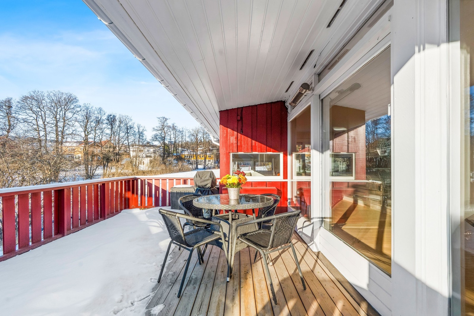 Terrassen utenfor stuen er 23 kvm. Vestvendt, gode solforhold og trapp til egen hage som er inngjerdet og strekker seg på syd, vest og nordsiden av huset. Galleribilde