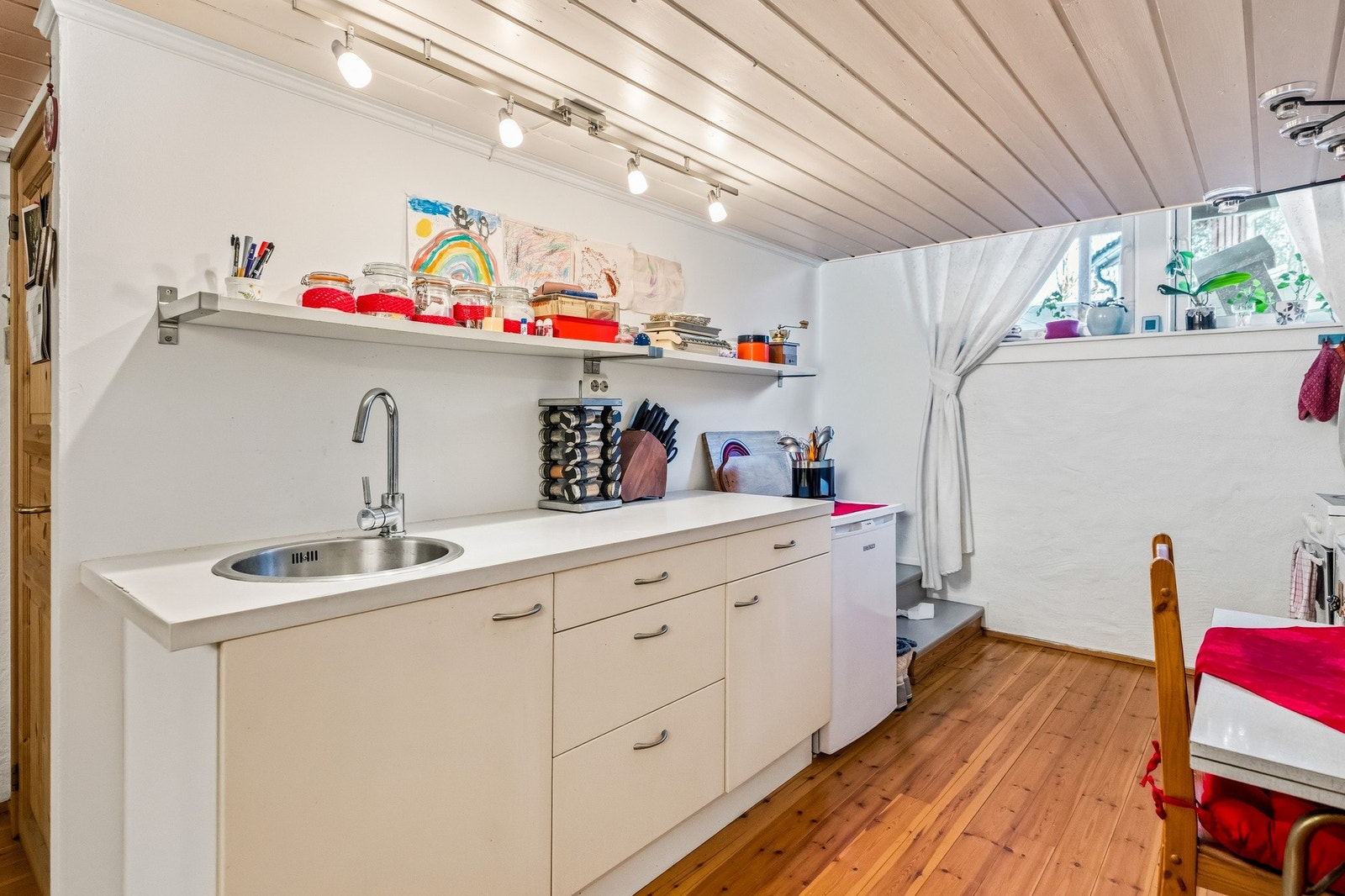 Kjellerrom med kjøkken på 21,8 kvm med vinduer mot nord.
Romslig kjellerrom med vinduer mot nord. Rommet er ikke godkjent som rom til opphold.
Kjøkken med innredning fra Ikea ca 2010. Galleribilde