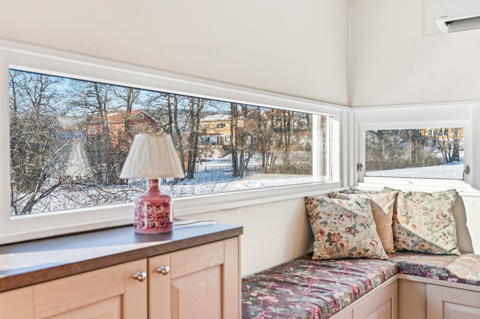 Masse naturlig lys fra vinduer mot nord og vest, og ingen innsyn! Galleribilde