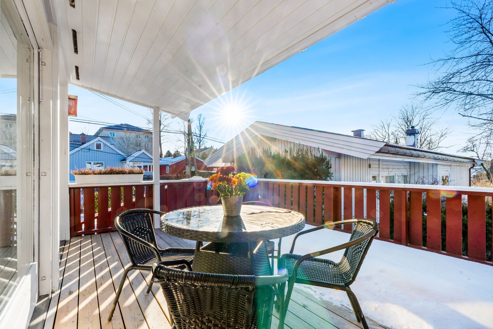 Terrassen er delvis overbygget og har trapp til hagen. Galleribilde