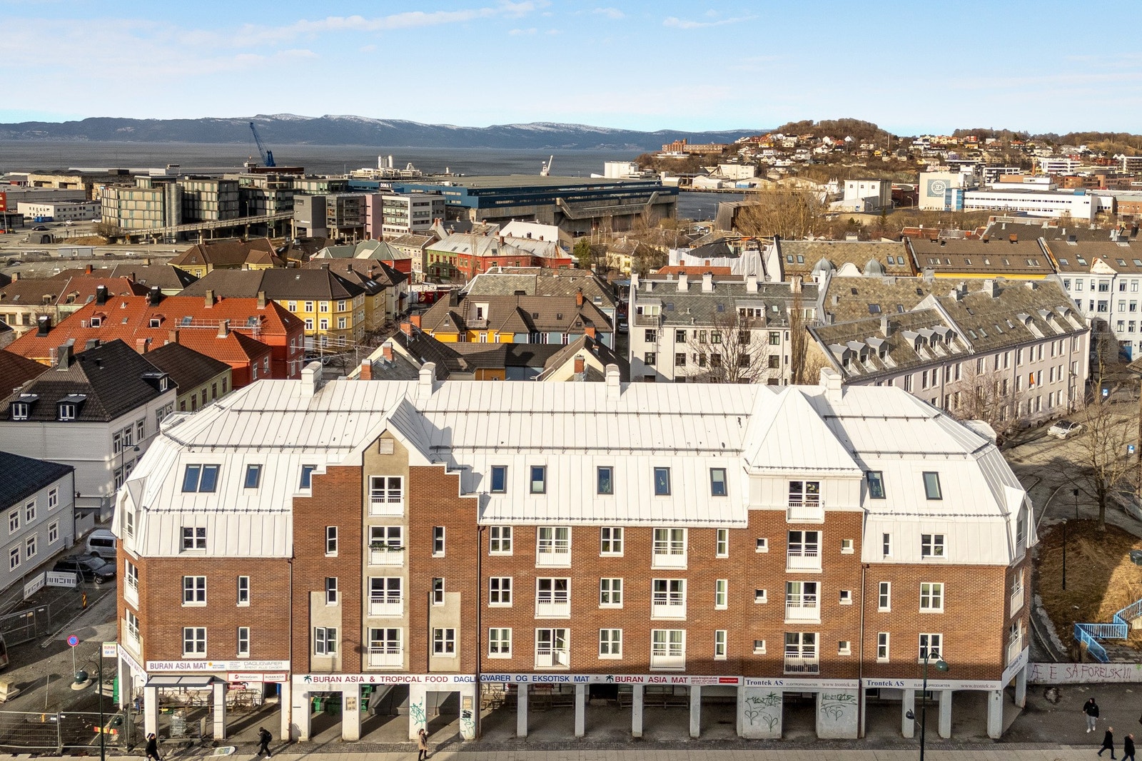 Bygården sto ferdigstilt i 1990, og er en av de mest anerkjente og populære bygårdene på Lademoen. Galleribilde