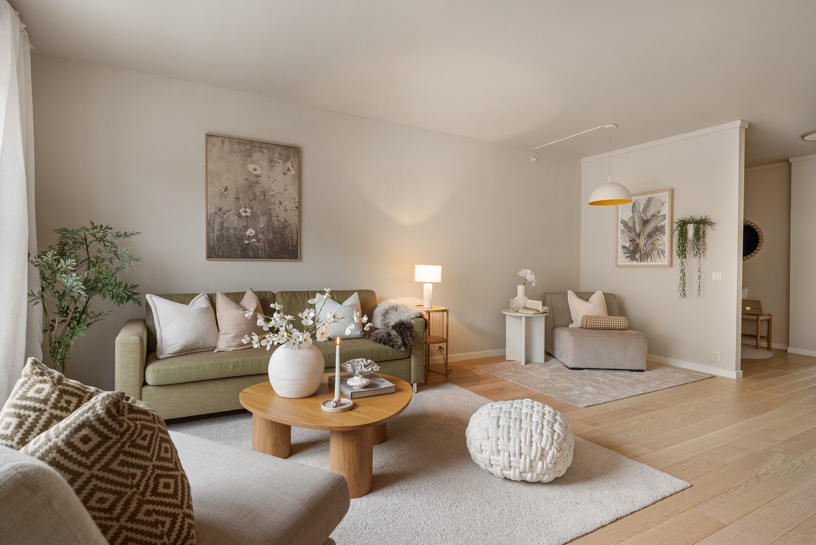 Både tak og vegger ved stuen, kjøkken og entreèn ble nymalt i mars 2026. Galleribilde