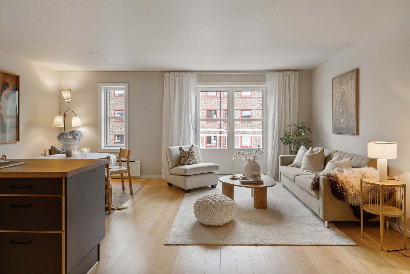 Stuen sammen med kjøkken strekker seg over 32,5 kvm og er godt utnyttet. 1-stavs Opus parkettgulv i lys eik er gjennomgående for hele leiligheten & 3-lags isolerglass. Galleribilde