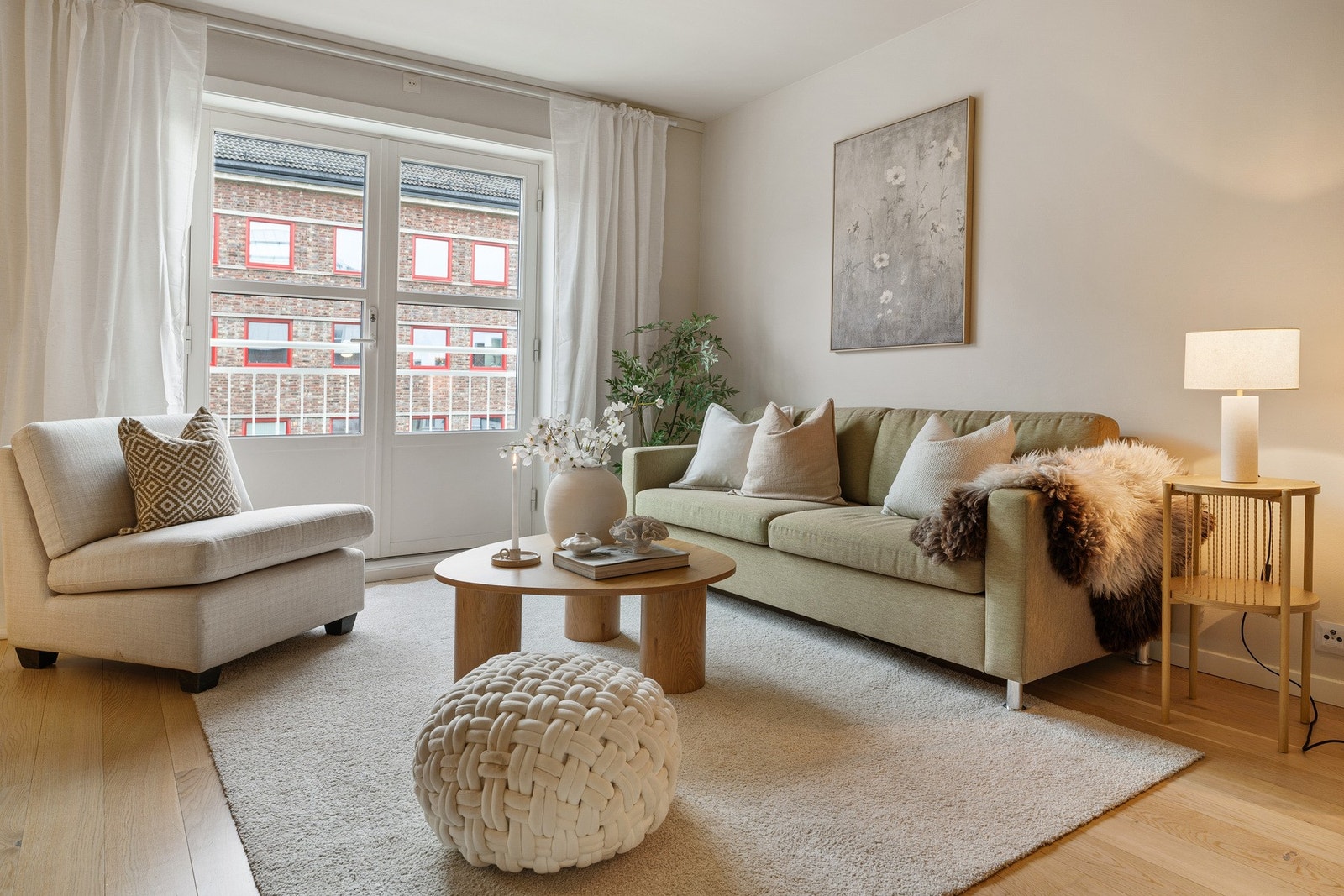 Her har man tilgang på fransk balkong med gode solforhold. De store vindusflater gir rikelig med dagslys og skaper en behagelig atmosfære i leiligheten. Galleribilde