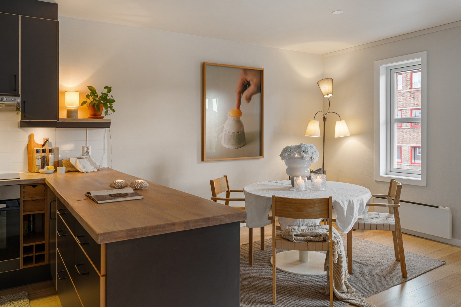 Det er oppgradert benkeplate og veggplater fra 2026. Flexit ventilasjonsvifte med mekanisk avtrekk. Galleribilde