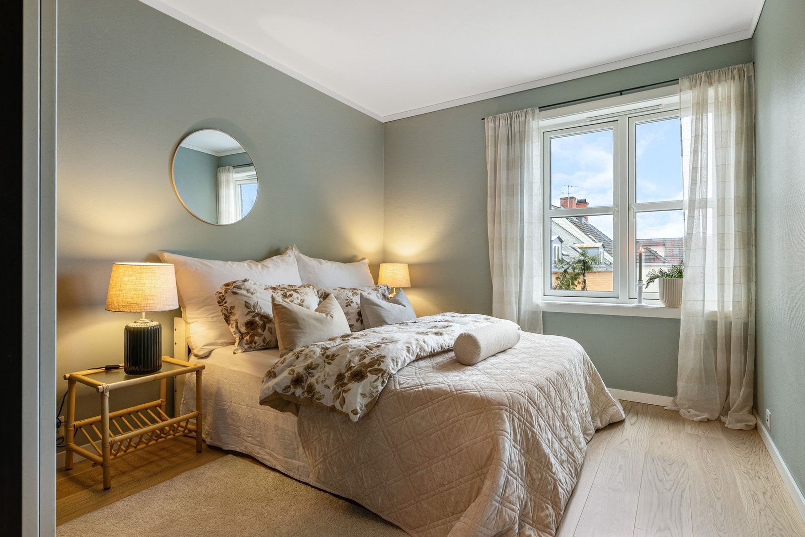 Romslig hovedsoverom på 10,5 med god plass til dobbelt seng og nattbord på hver side. Nye vindu fra 2017. Galleribilde